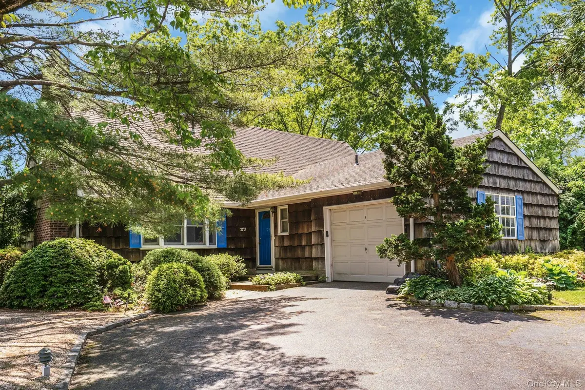 27 Arcadia DR, Dix Hills, NY 11746