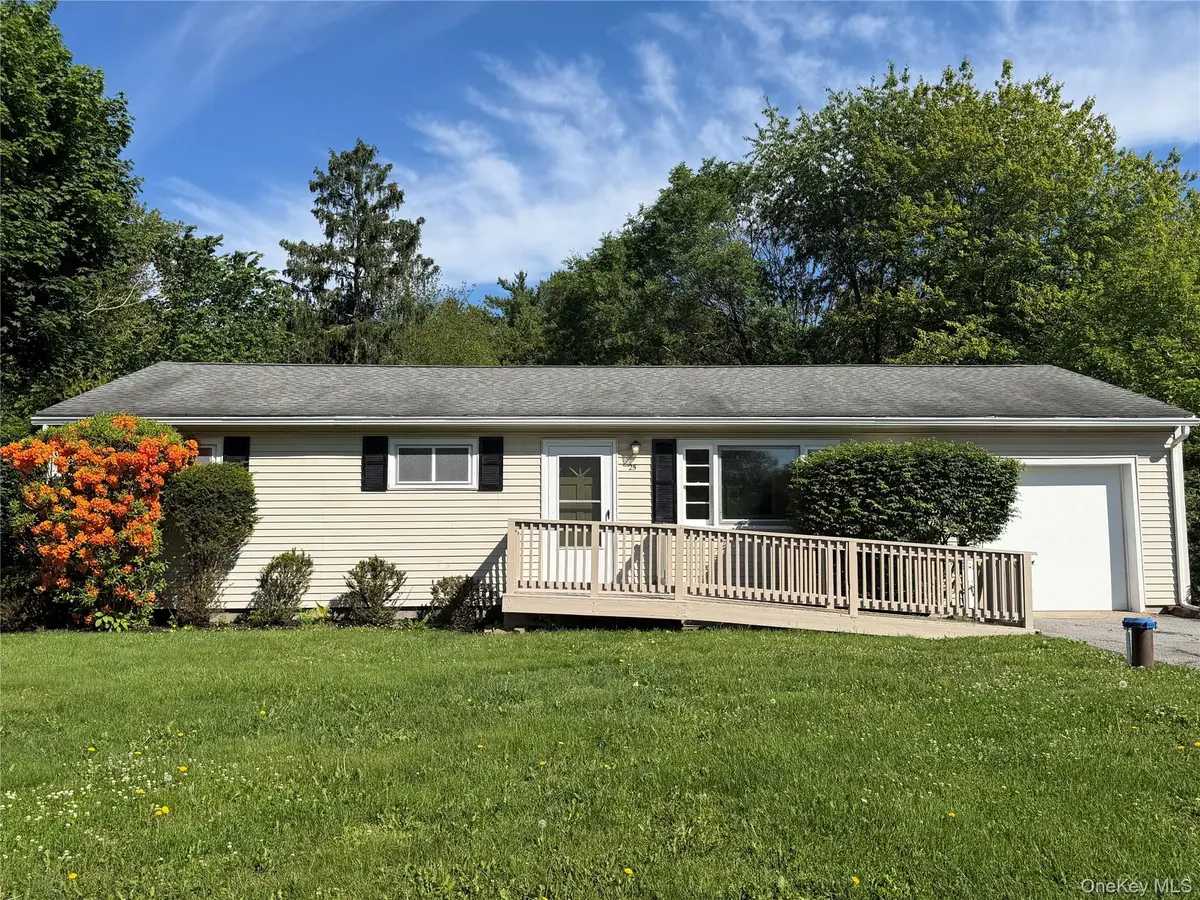 25 Gilbert DR, Hyde Park, NY 12538
