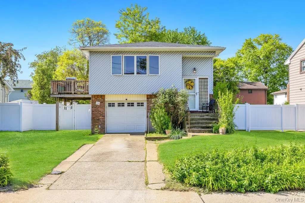 16 E Grove ST, Massapequa, NY 11758