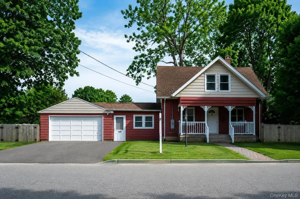 22 Oakland AVE, Port Jefferson Station, NY 11776