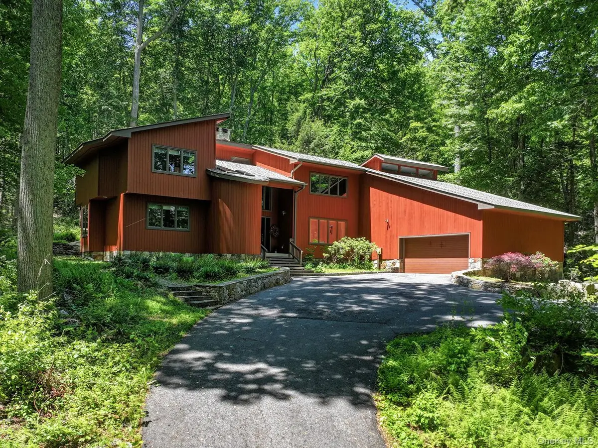 5 Buroak DR, Hopewell Junction, NY 12533