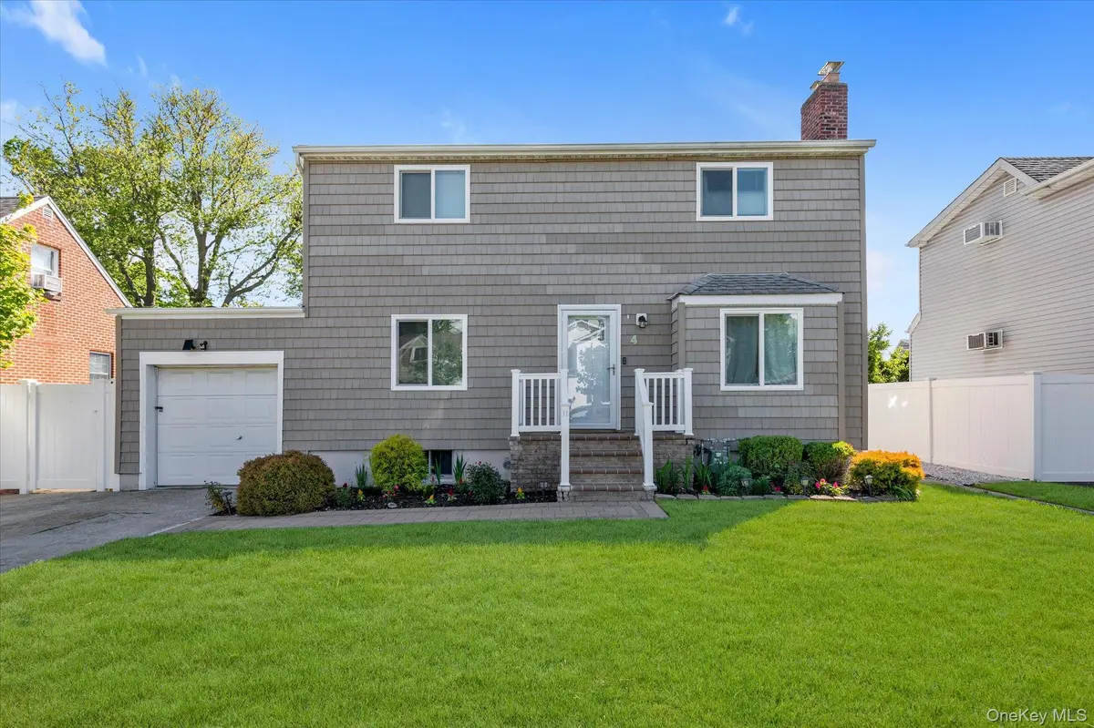 4 Lido Pkwy, Lindenhurst, NY 11757