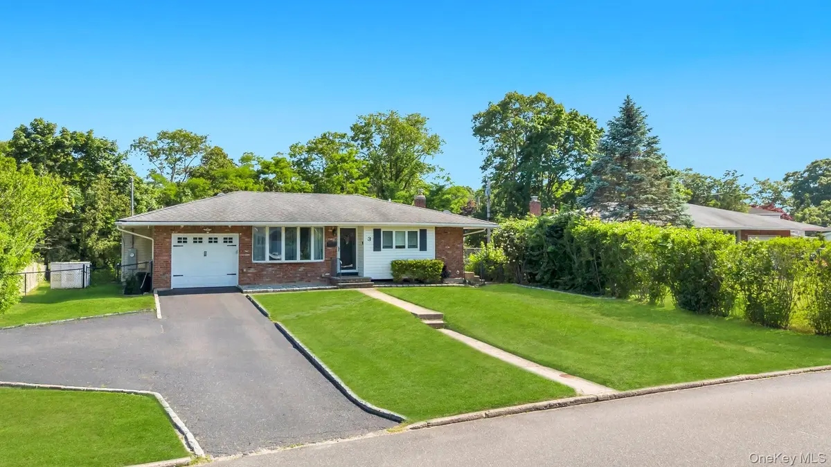 3 Bayberry DR, Saint James, NY 11780