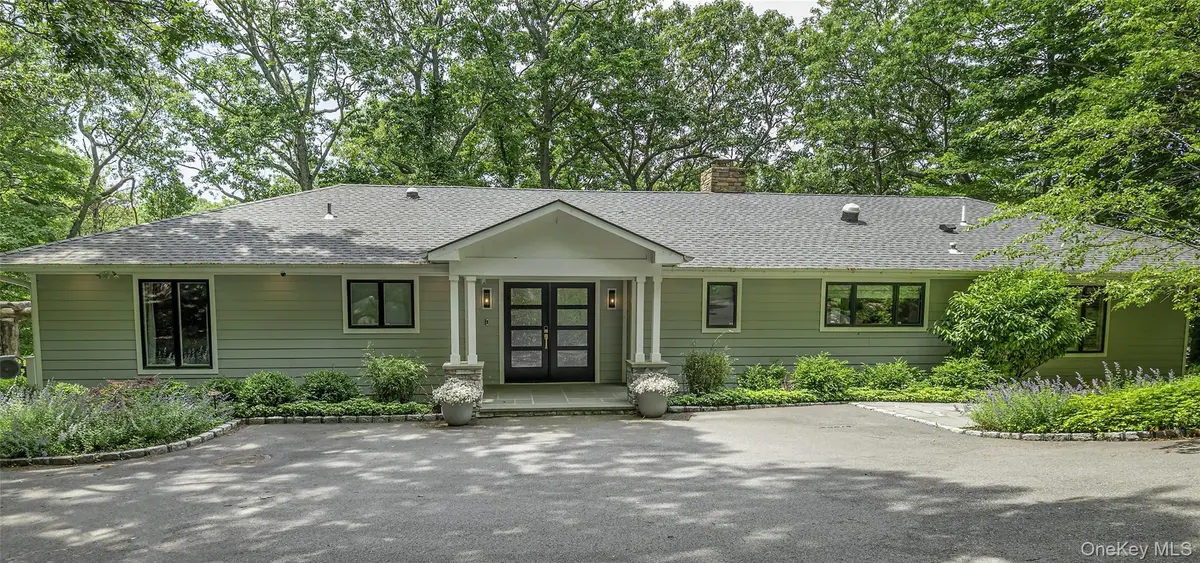 45 Bell CIR, Port Jefferson, NY 11777