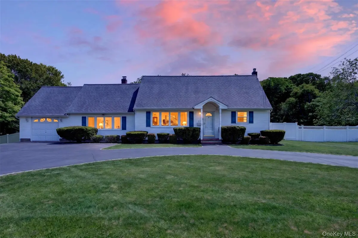 376 S Country RD, East Patchogue, NY 11772