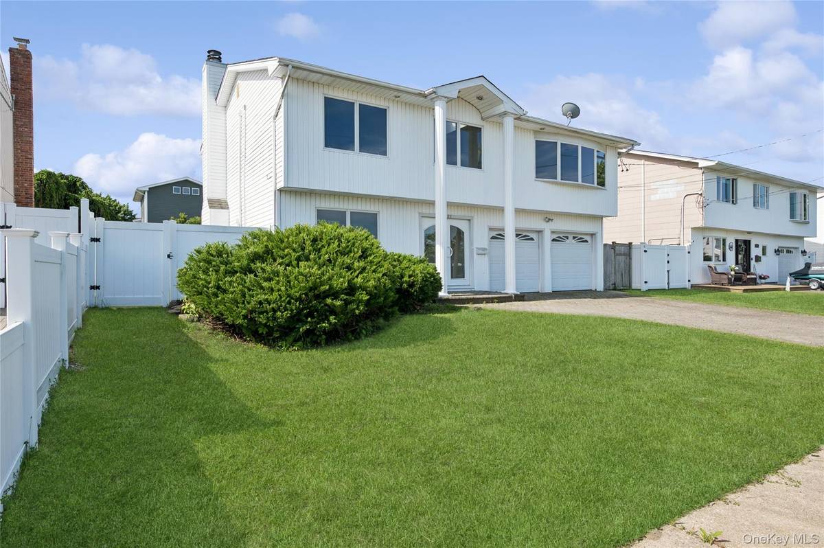 2625 Riverside DR, Wantagh, NY 11793