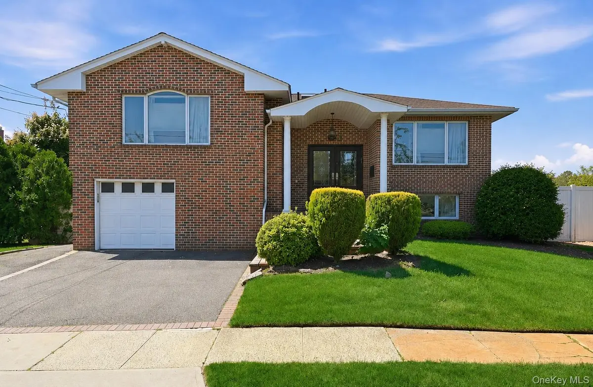 2998 Joyce LN, Merrick, NY 11566