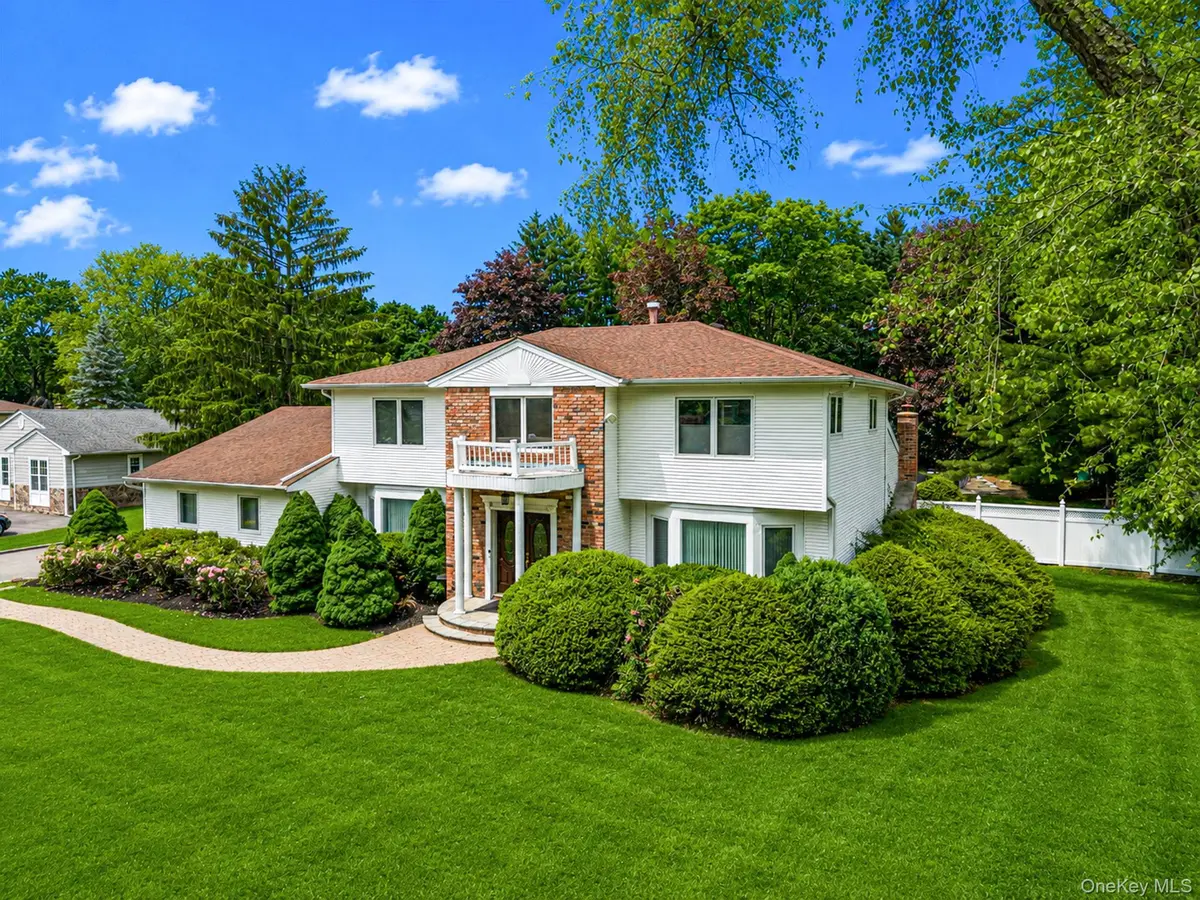 35 High Pasture CIR, Dix Hills, NY 11746