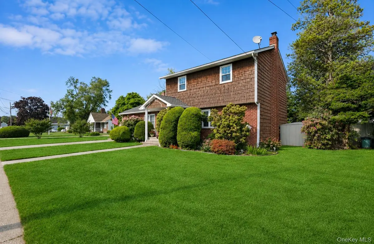 11 Lincoln CT, Copiague, NY 11726