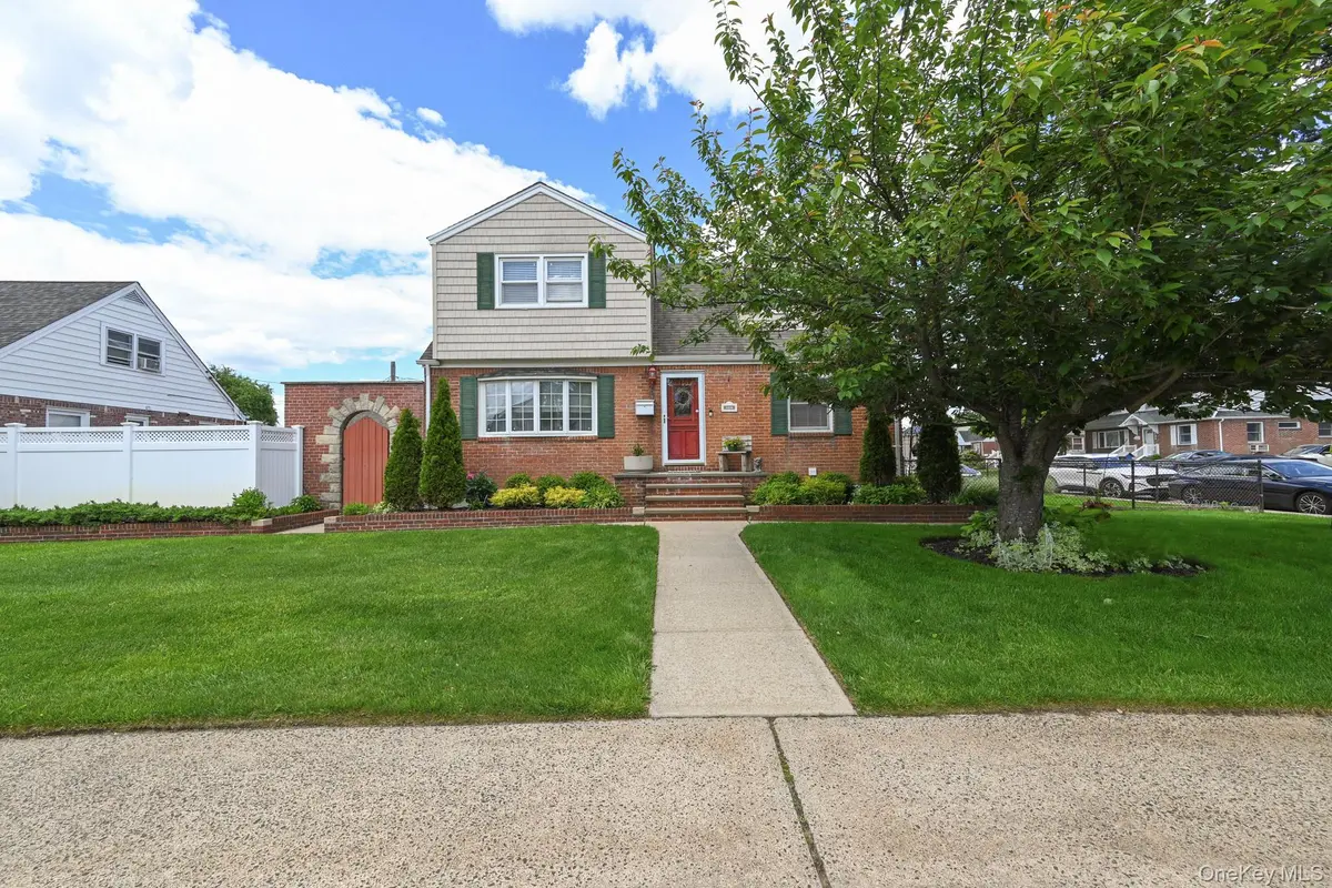 1006 Glen DR, Franklin Square, NY 11010