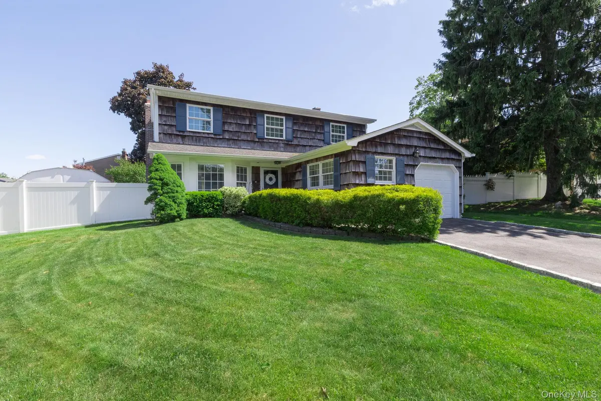 29 Beaumont LN, Lake Grove, NY 11755