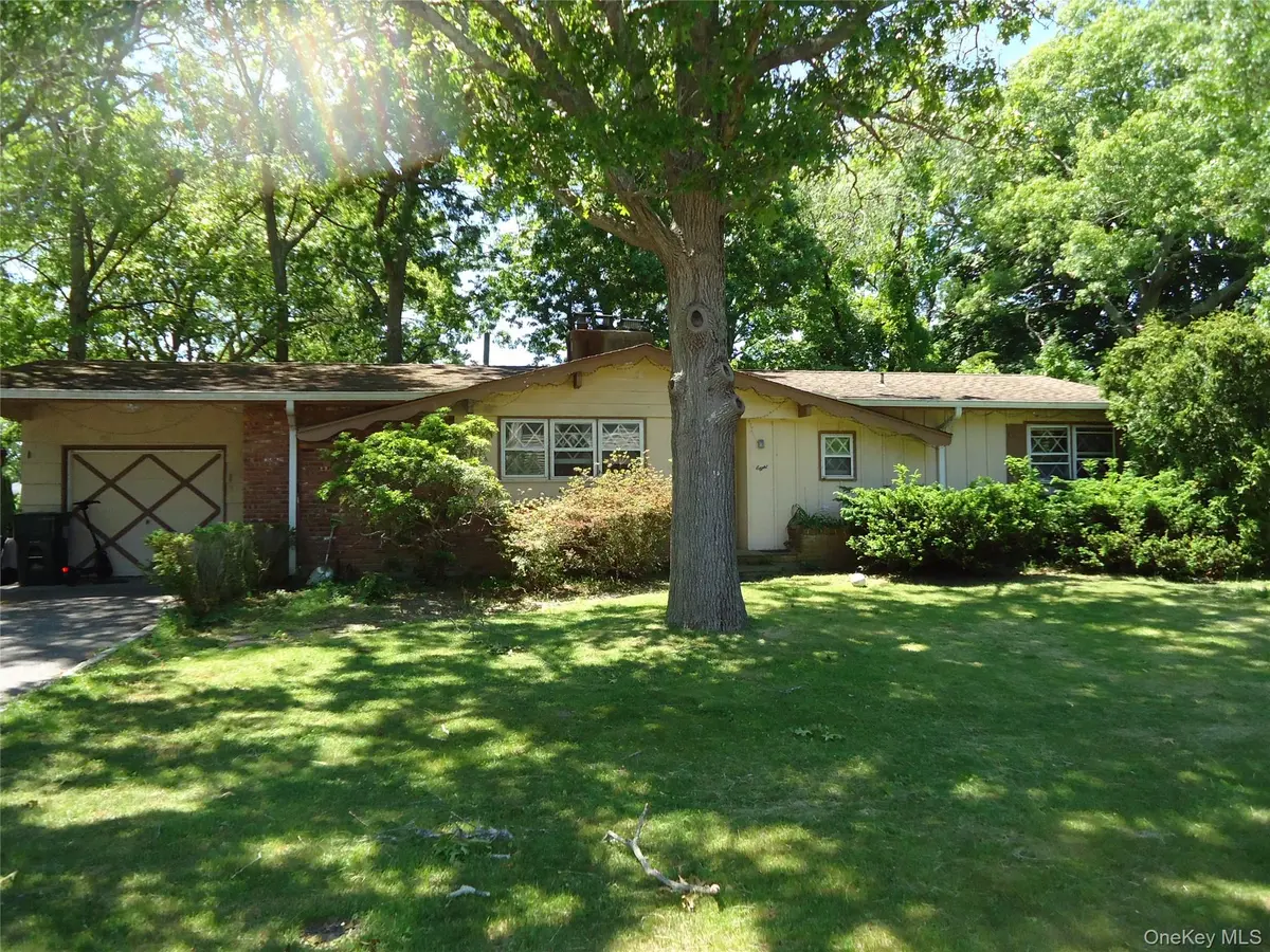 8 Graham RD, Hampton Bays, NY 11946