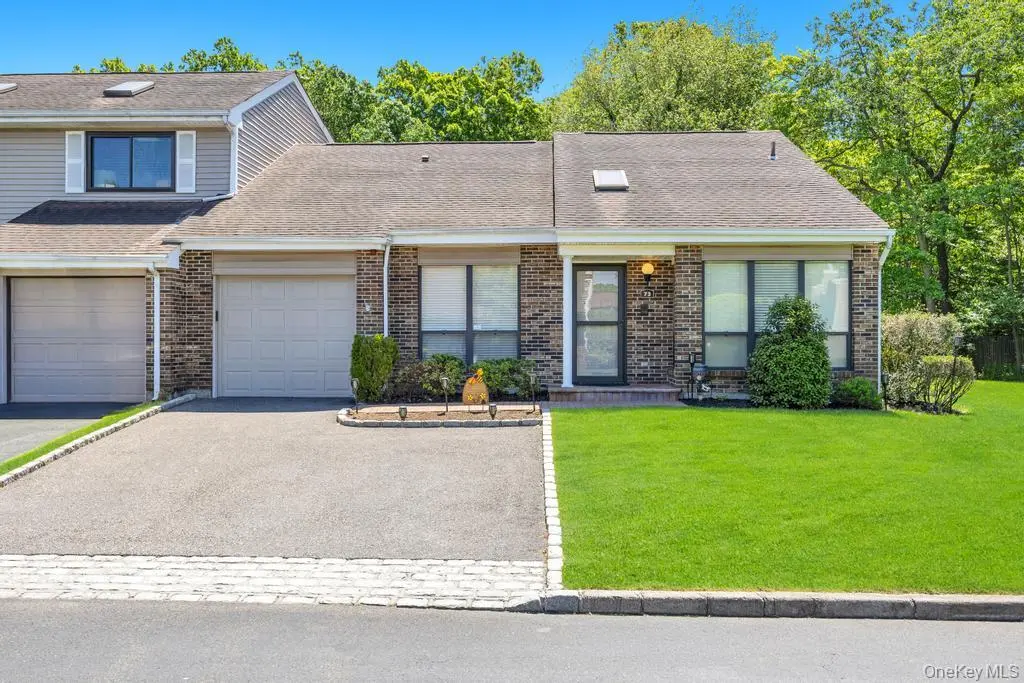 73 S Pond LN, Smithtown, NY 11787
