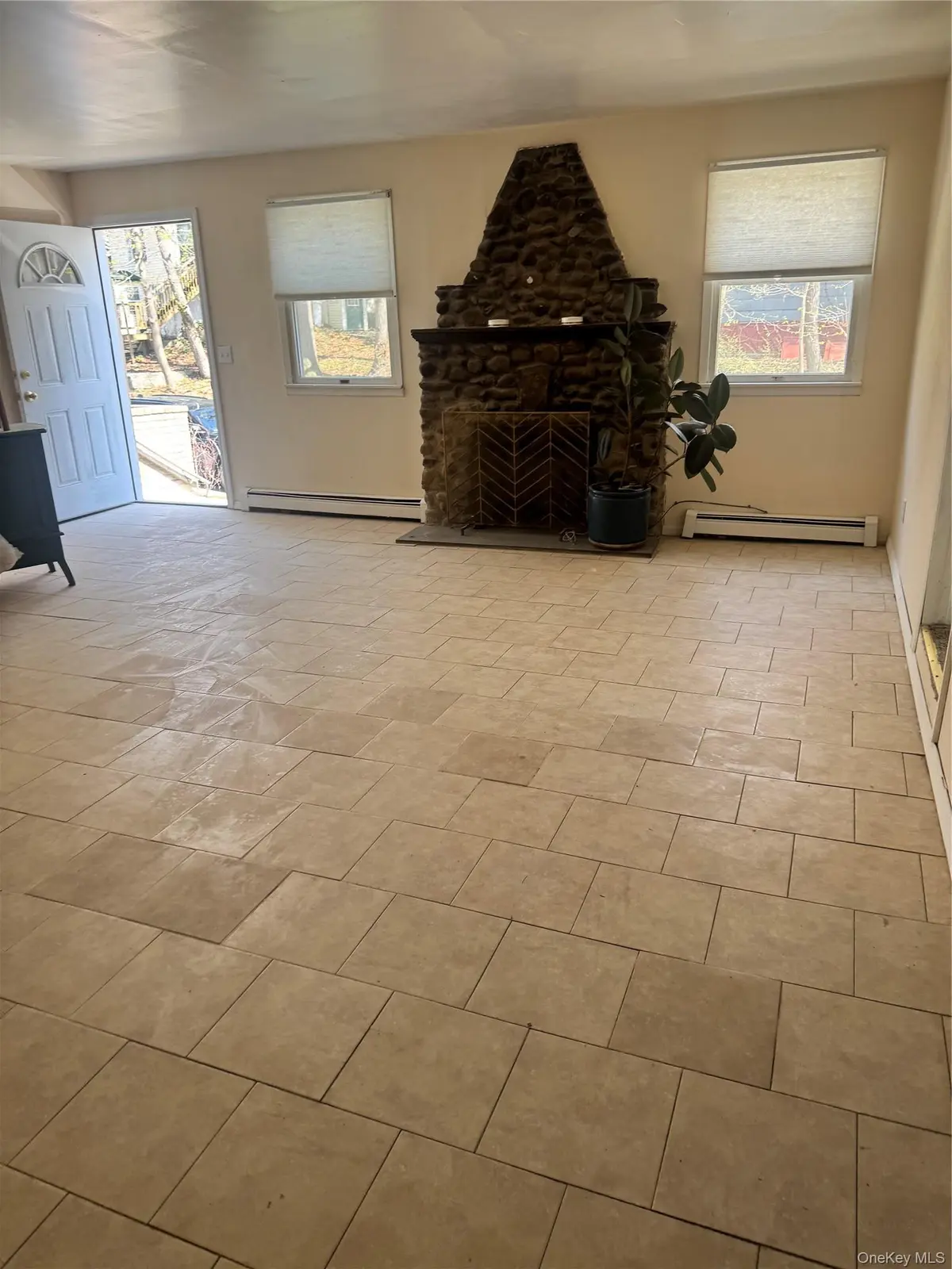 33 Hawthorne RD, Rocky Point, NY 11778
