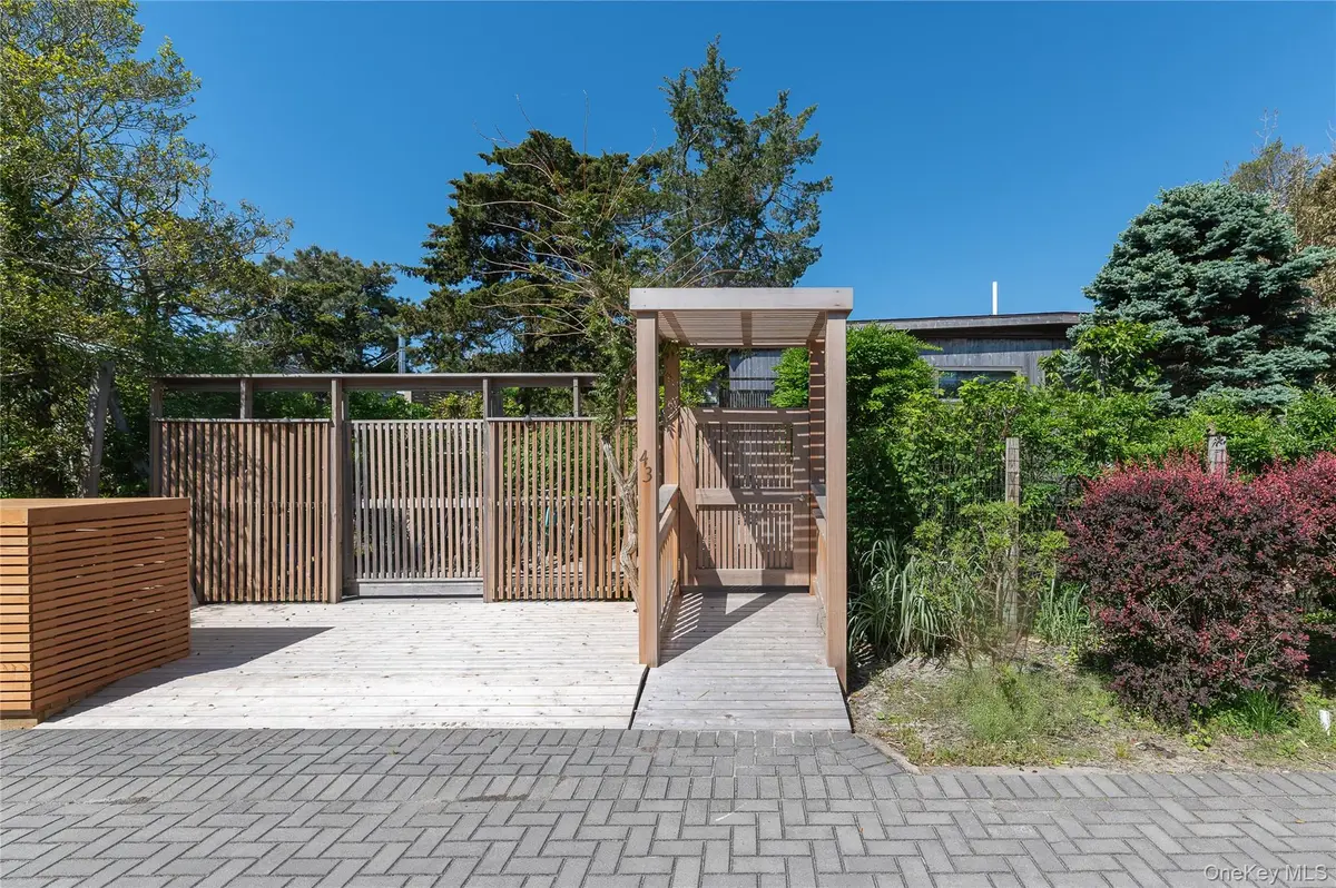 43 Crescent AVE, Seaview, NY 11770
