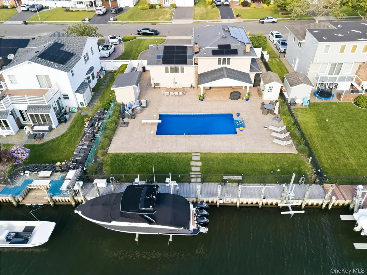 106 Anchorage DR, West Islip, NY 11795