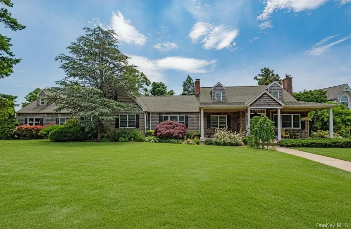 253 Melbury RD, Babylon, NY 11702