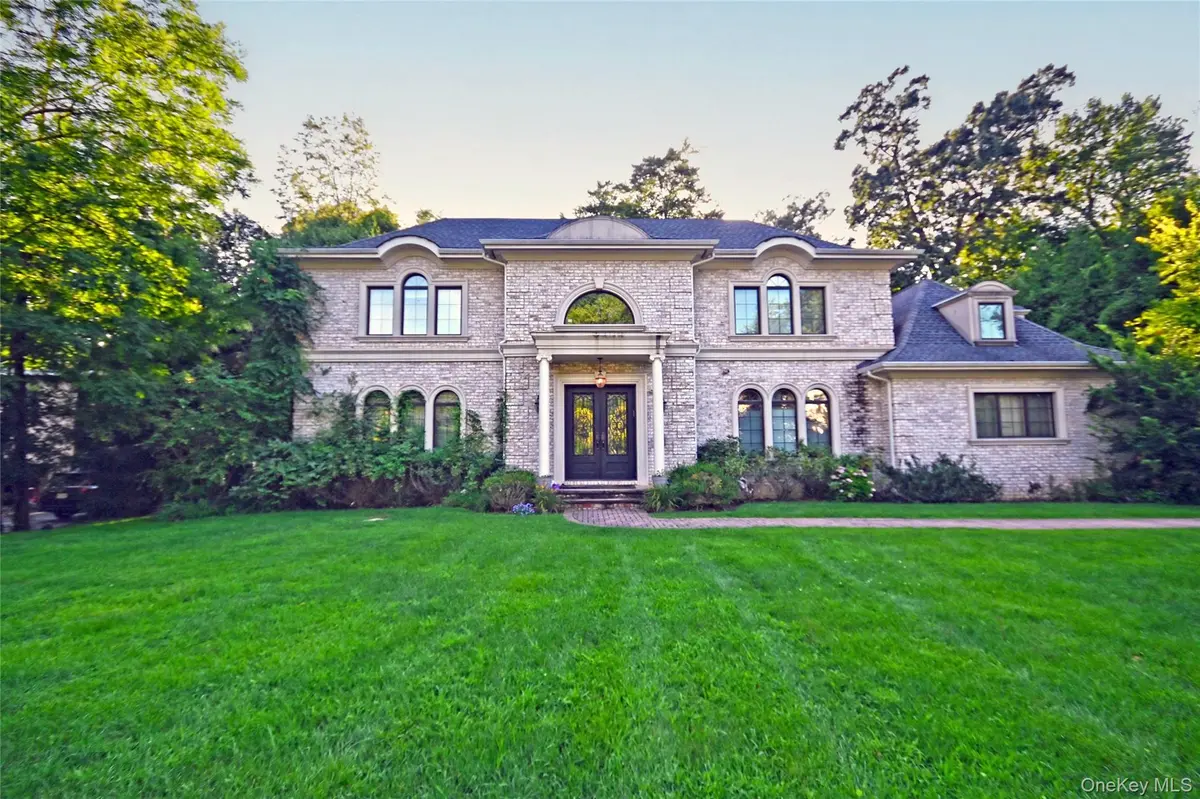 26 Spring LN, Great Neck, NY 11024