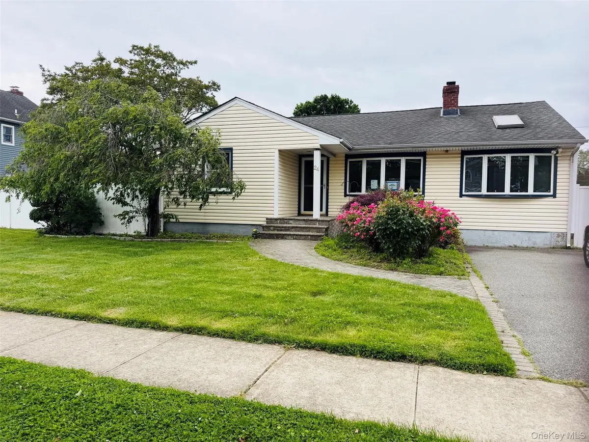 24 Elderberry RD, Syosset, NY 11791