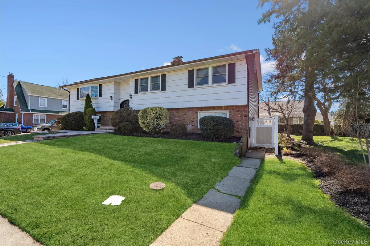 445 S Wellwood AVE, Lindenhurst, NY 11757