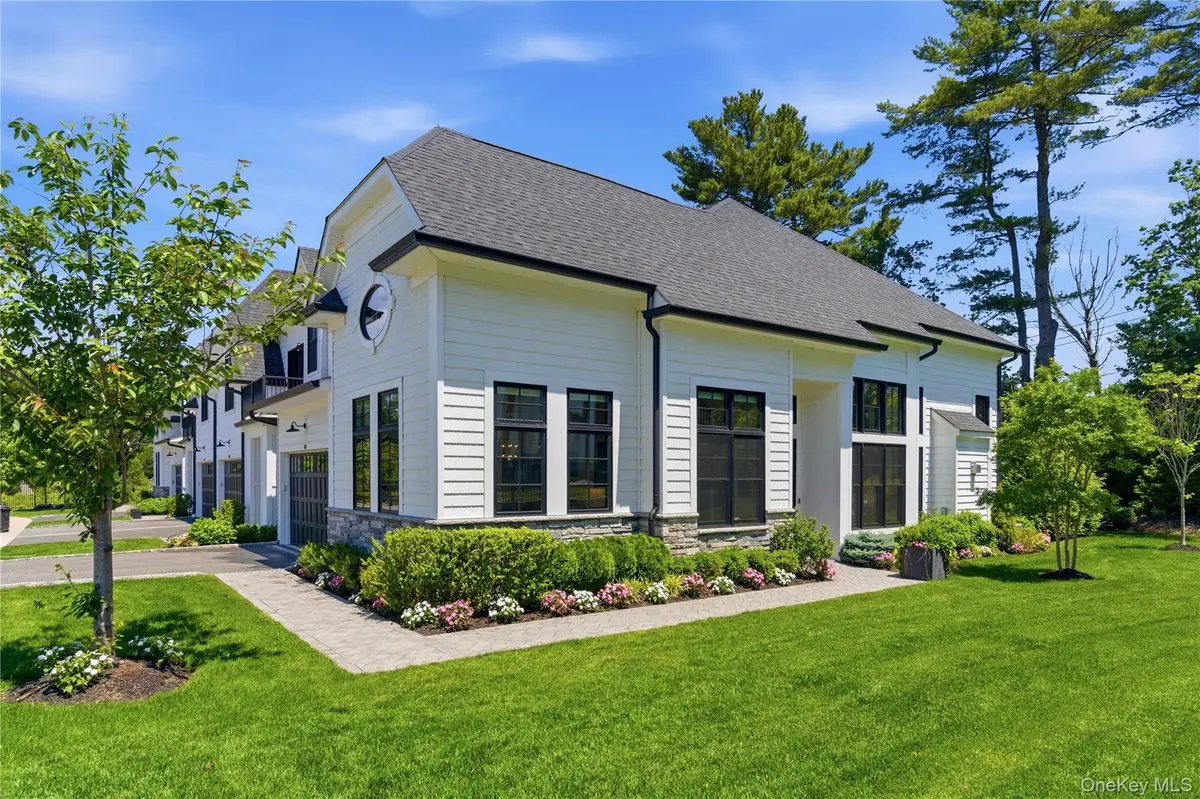 102 Three Ponds LN, Woodbury, NY 11797
