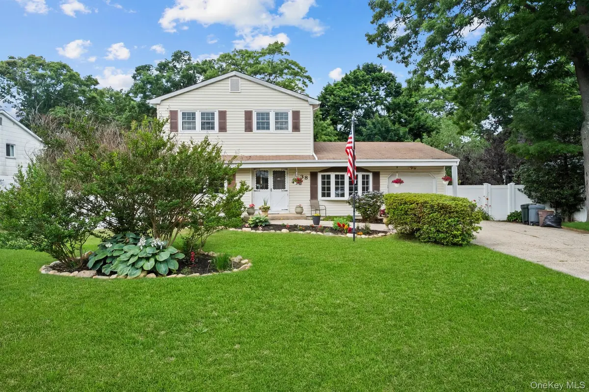 38 Pamlico AVE, Ronkonkoma, NY 11779