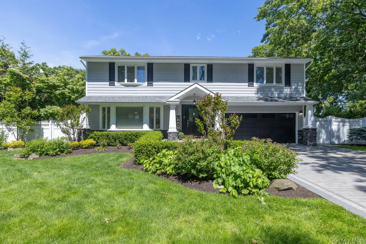 27 Winslow LN, Smithtown, NY 11787