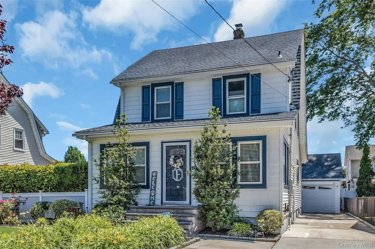 638 6th AVE, New Hyde Park, NY 11040
