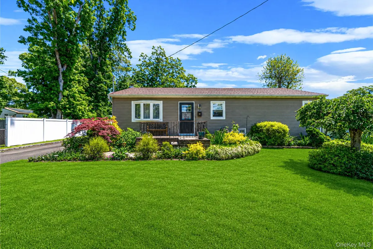 9 Sylvan ST, Bay Shore, NY 11706