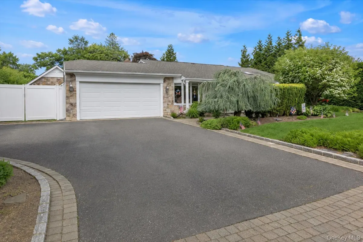 10 Elf CT, Bohemia, NY 11716