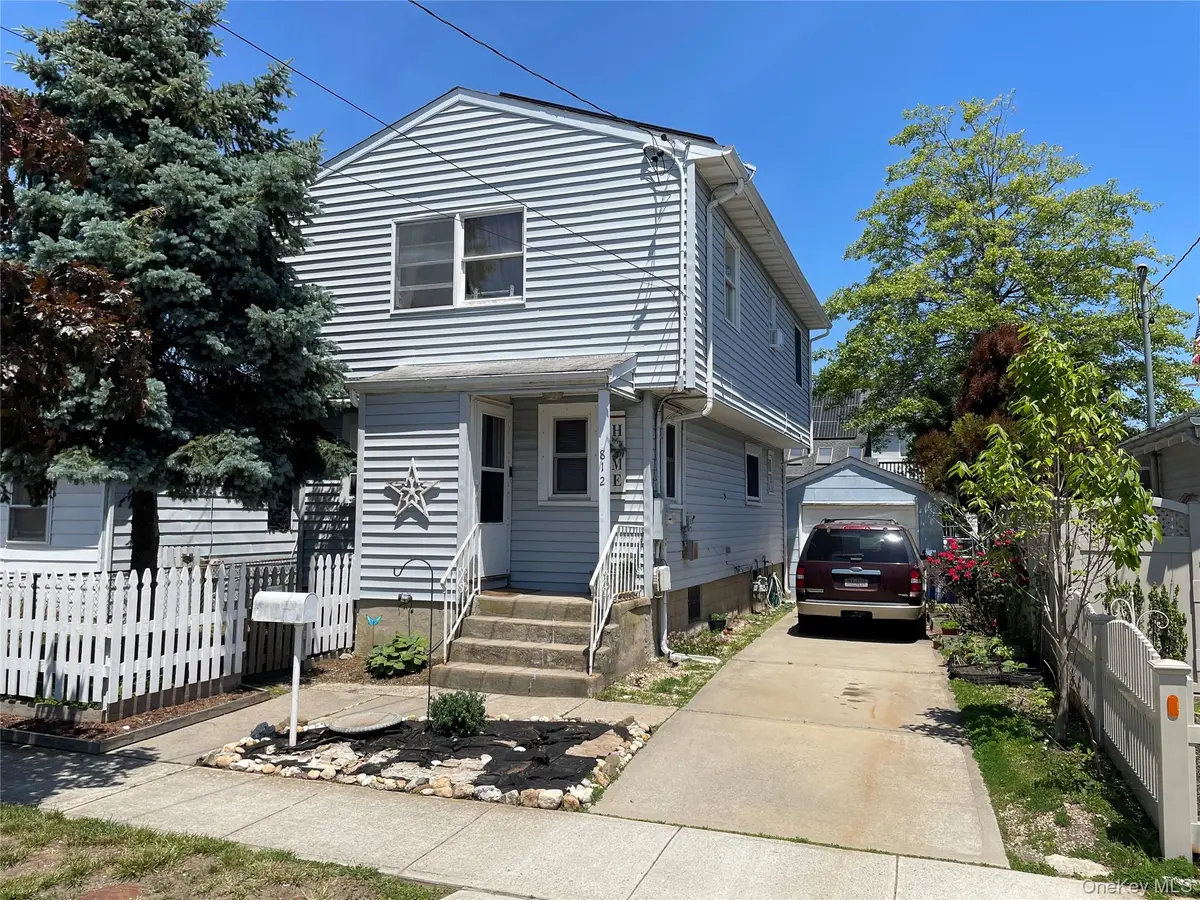 812 S 6th ST, Lindenhurst, NY 11757