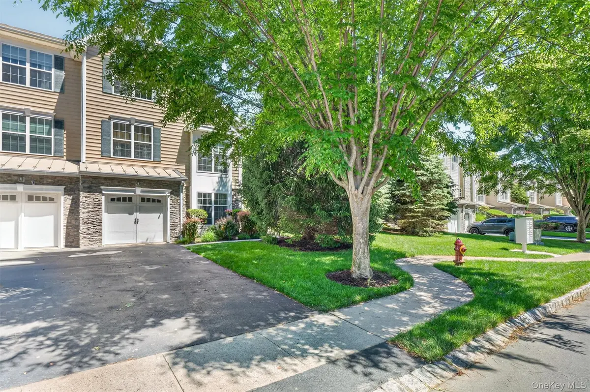 801 Huntington DR, Fishkill, NY 12524