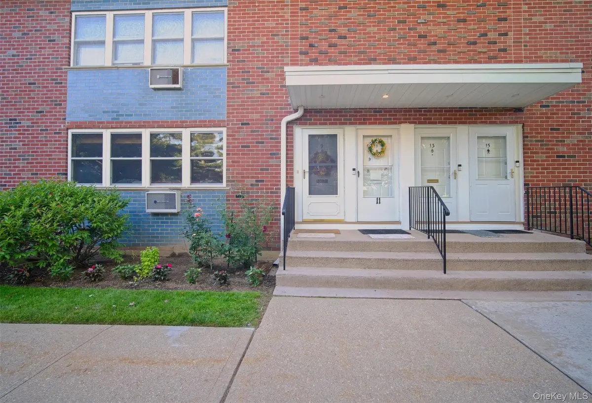 9 Farber DR #9, West Babylon, NY 11704