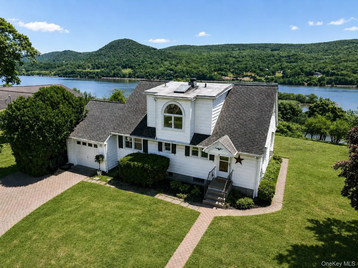 2 Drury LN, Highland Falls, NY 10928
