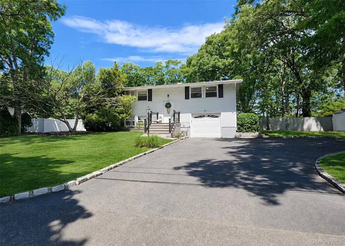 15 Cabin LN, East Setauket, NY 11733