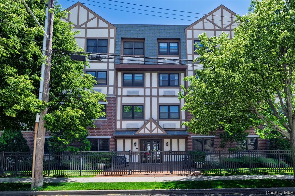 55 Clinton AVE #401, Rockville Centre, NY 11570