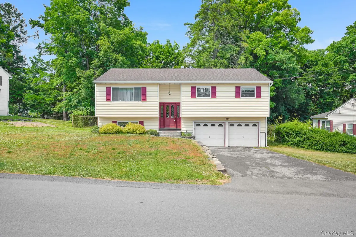 8 Ricky LN, Poughkeepsie, NY 12601
