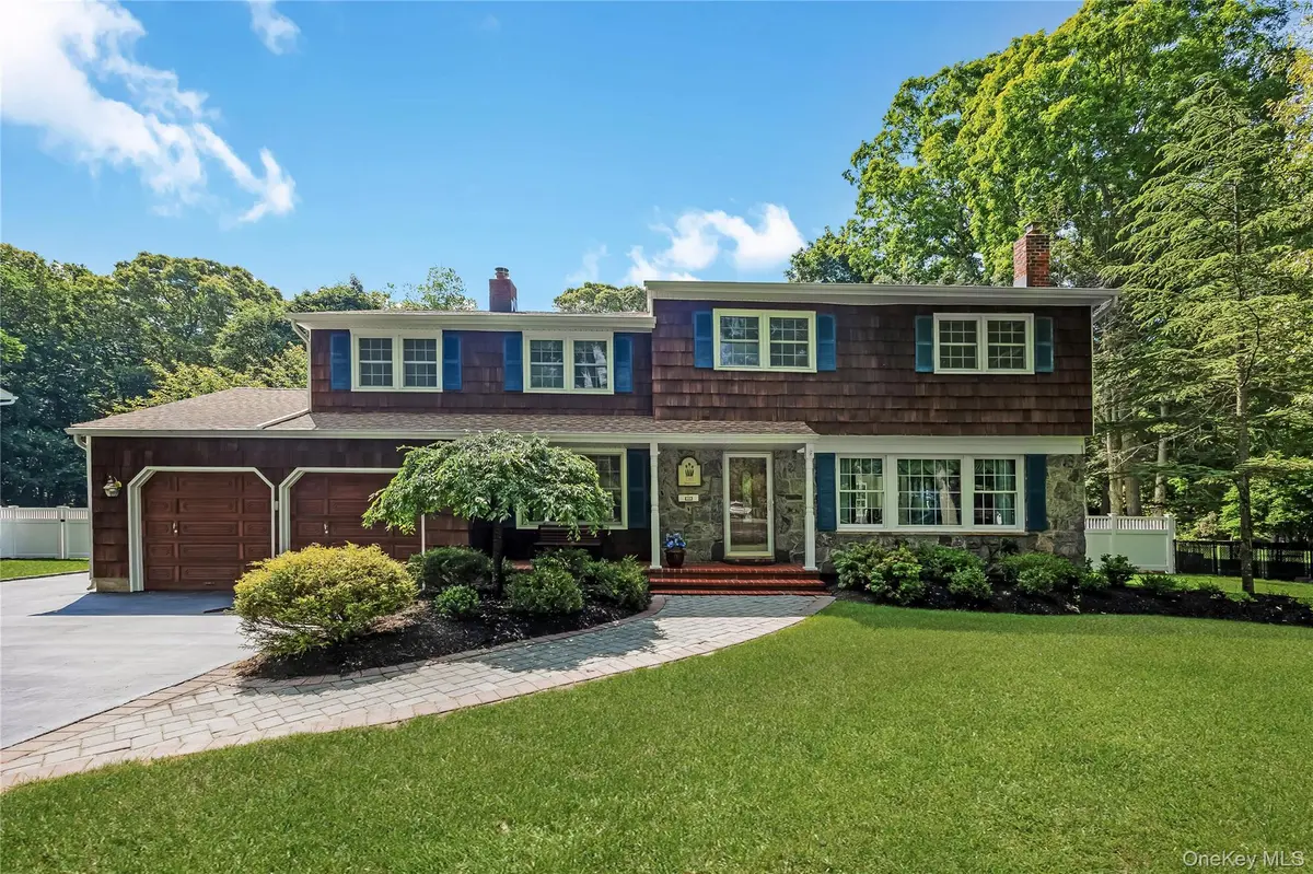 28 Cygnet DR, Smithtown, NY 11787
