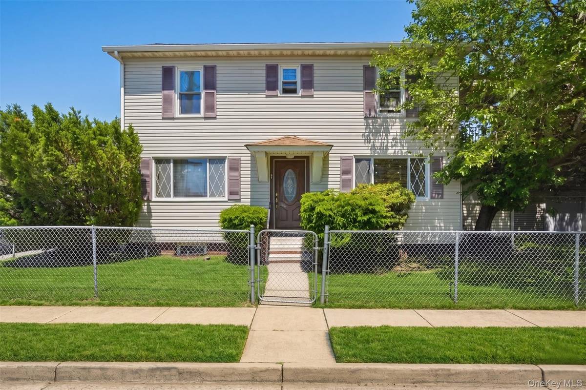 1 Moore AVE, Hempstead, NY 11550