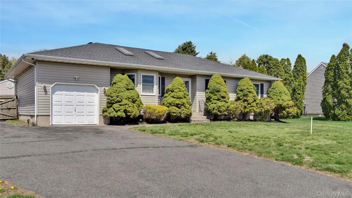 22 Donna DR, Baiting Hollow, NY 11933