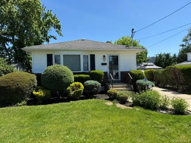 322 N Virginia AVE, Massapequa, NY 11758