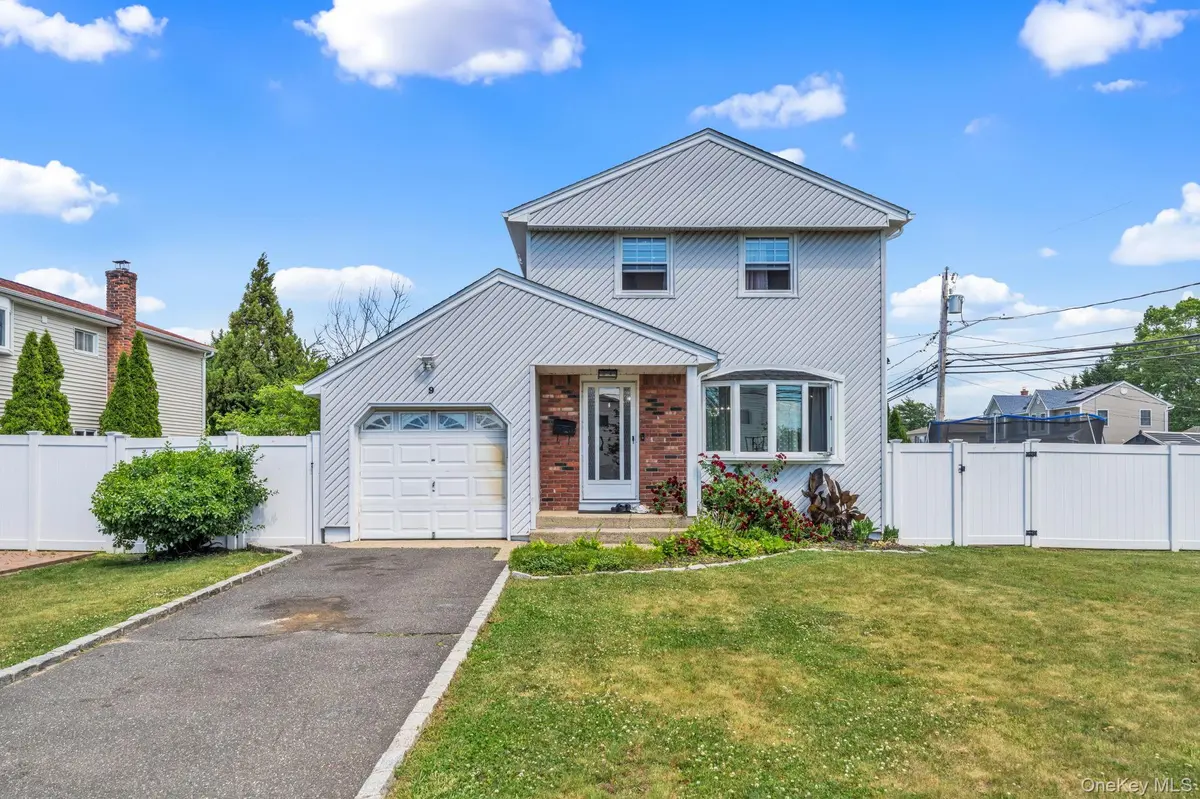 9 Nassau AVE, West Babylon, NY 11704