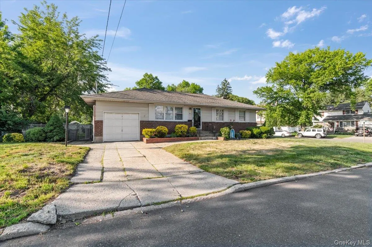 42 Larry DR, Commack, NY 11725