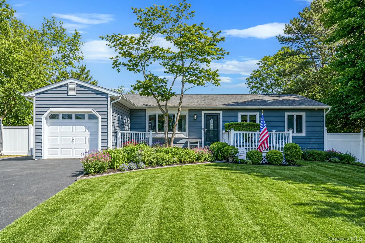 5 Megan CT, Bellport, NY 11713