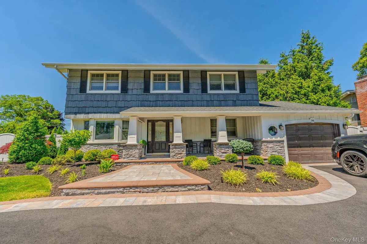 96 Eagle LN, Hauppauge, NY 11788