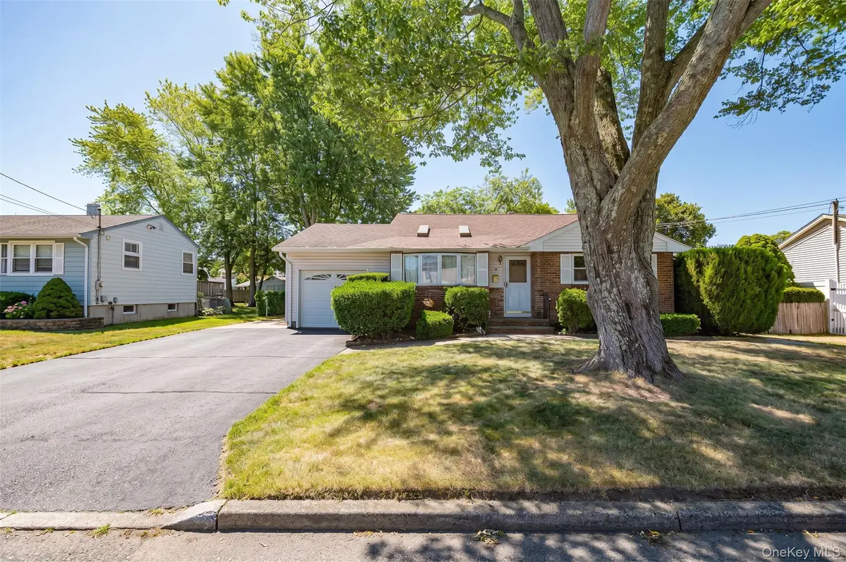 9 Johnson PL, Lindenhurst, NY 11757