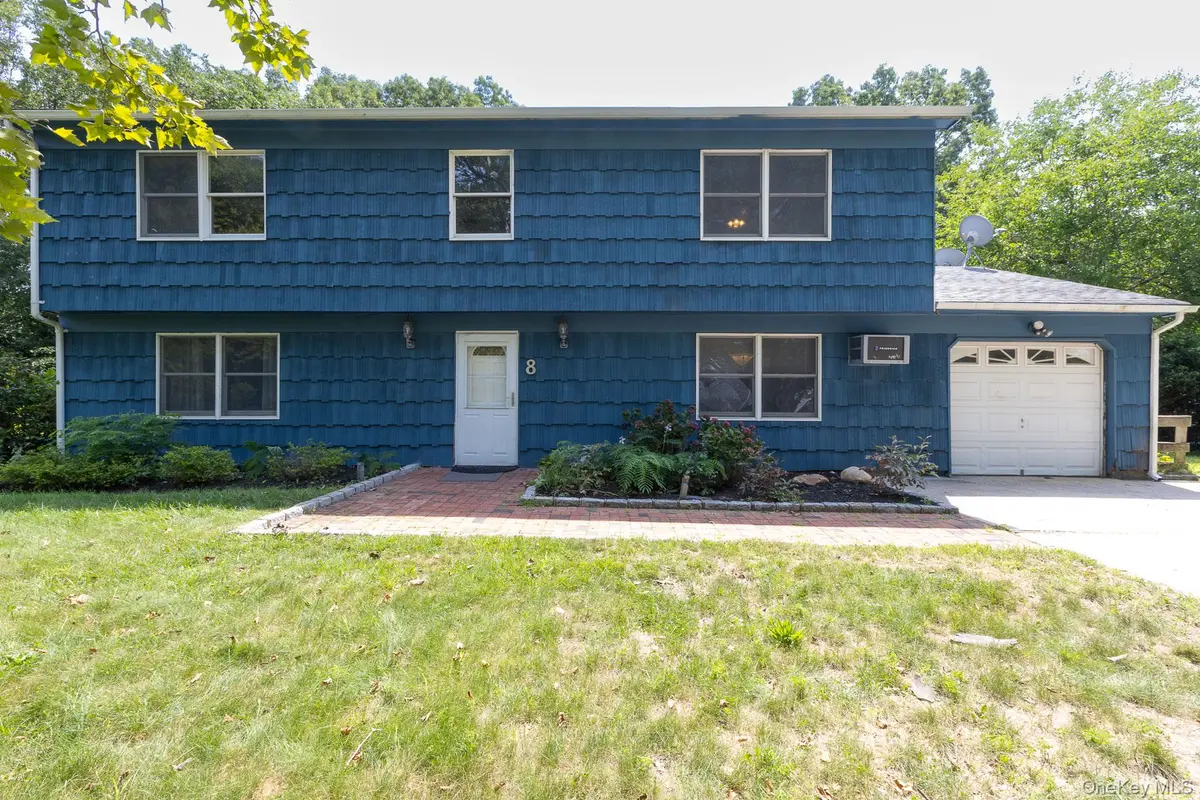 8 Long Meadow PL, South Setauket, NY 11720