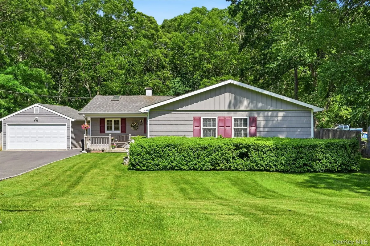 480 Sleepy Hollow DR, Shirley, NY 11967