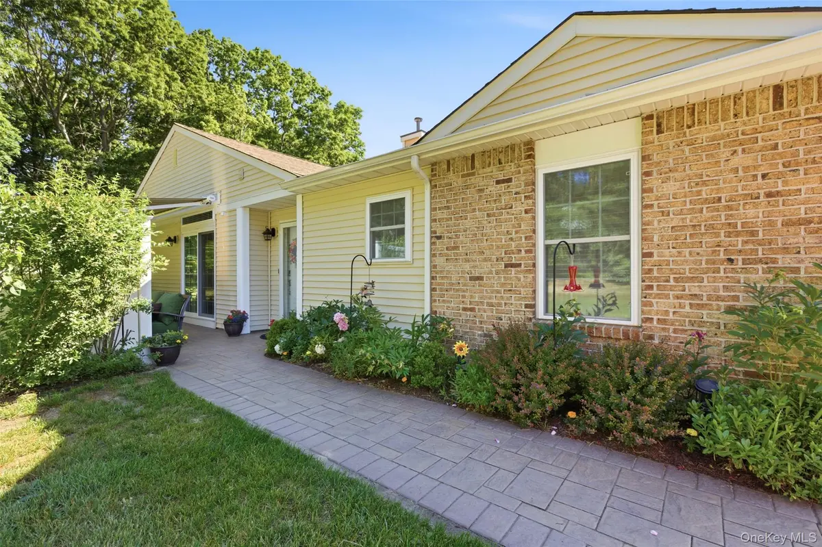 10 Pheasant TRL, Coram, NY 11727