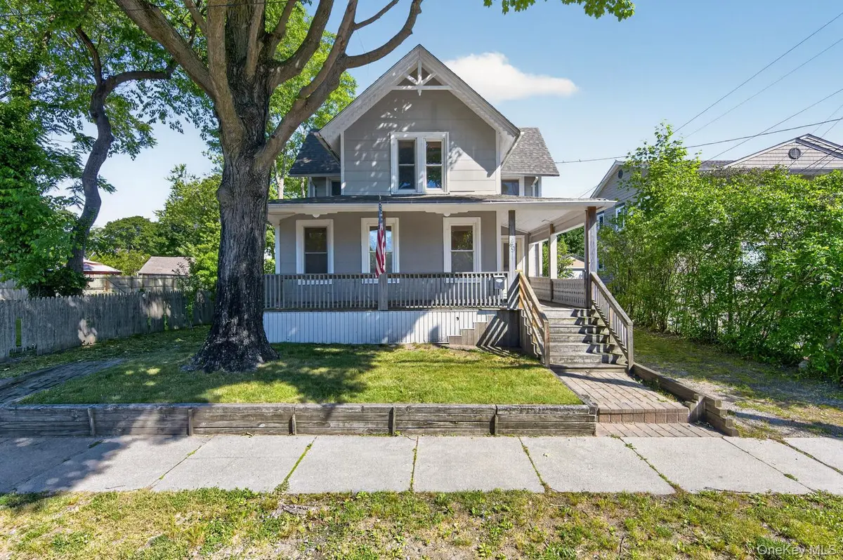 49 Cedar ST, Babylon, NY 11702